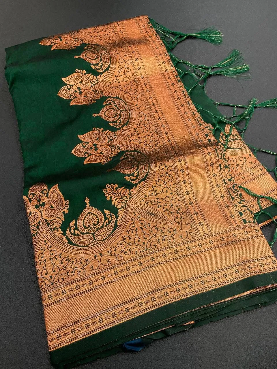 Innovative Dark Green Soft Banarasi Silk Saree With Snazzy Blouse Piece